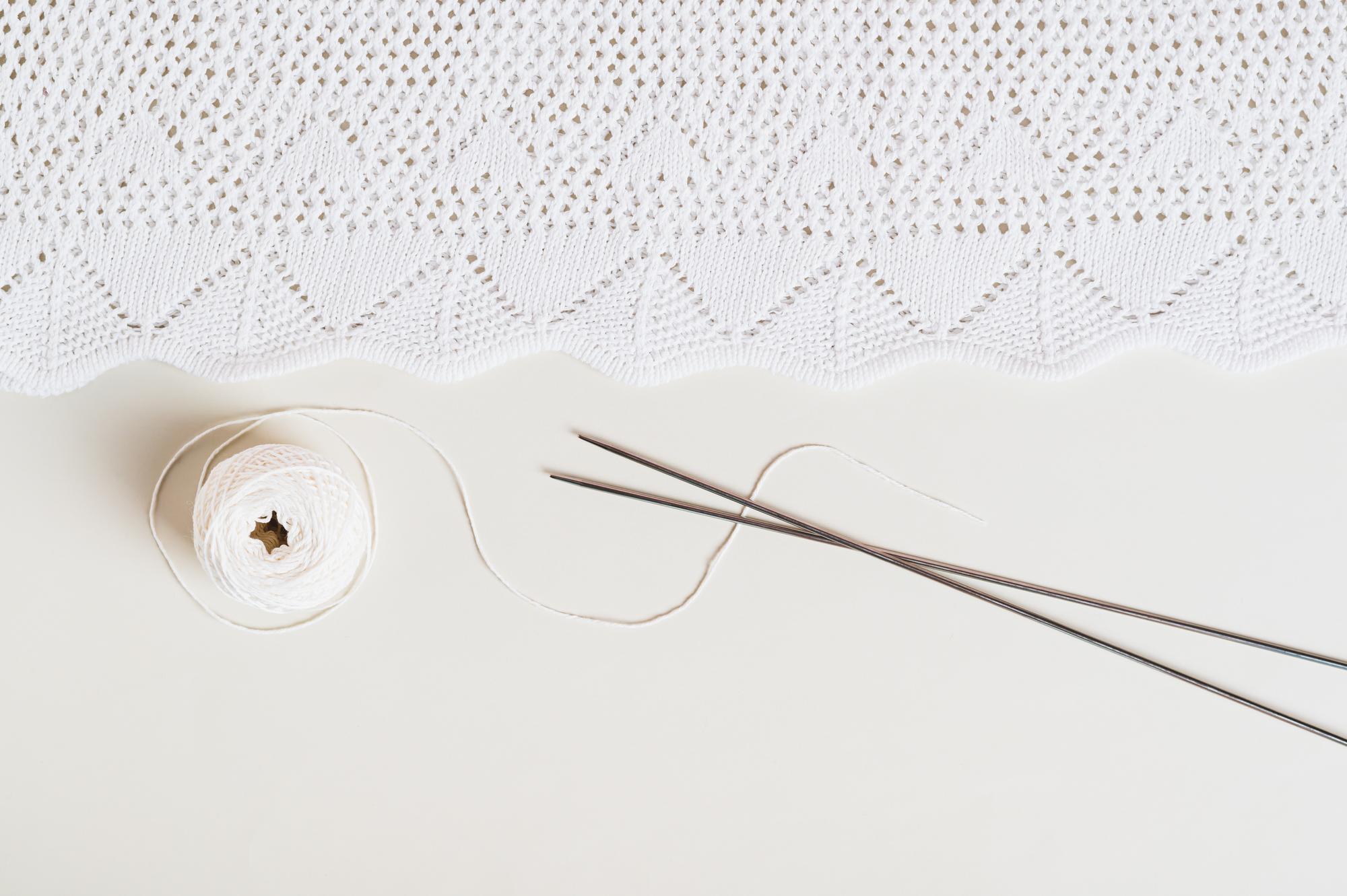 Dettaglio di un ricamo a mano in progress con fili naturali